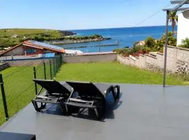 Villa en la playa con vistas al mar y jardín