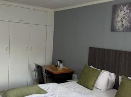 Host Hub Guest House: Kempton Park şehrinde bir otel