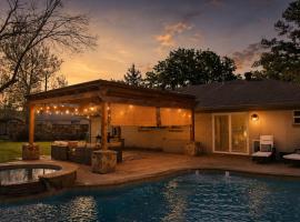 Tomball Pool & Spa Retreat Pets Welcome!, hotel v destinaci Tomball