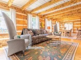 The Magic Cottage- Artsy Escape with Hot Tub & Charm