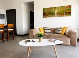 Airport Condo Traveler's Haven!