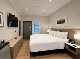 Colonial Hotel & Suites