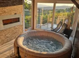 Vineyard Cottage with Private Jacuzzi