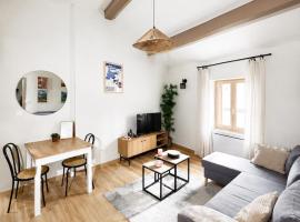 Charmant appartement mansardé en centre ville de Foix, Hotel in Foix
