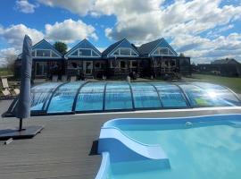Large holiday home, summer pool, sauna, jacuzzi – hotel w mieście Brzuze