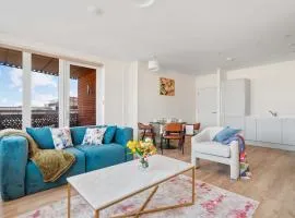 Modern 2 Bedroom Flat with FREE Parking, Close to Heathrow and Thorpe Park