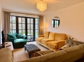Luxury 4 House,Hot tub,Sleeps 9,Wi-Fi