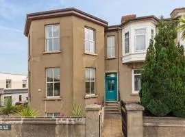 Newly refurbished 2 min walk from beach