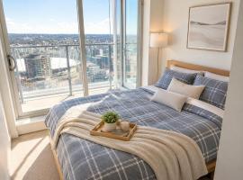 Beautiful 2 Bedroom Condo with Mountain and City Views, hotel di Vancouver