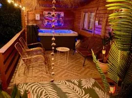 Cozy mediterranean style chalet with private jacuzzi and garden between Amsterdam Haarlem and Schiphol Airport