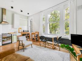 Viesnīca Charming and Spacious Apartment in Central Brixton - Pass the Keys Londonā