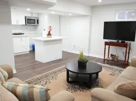 Cozy Walkout Basement Suite Private Entrance