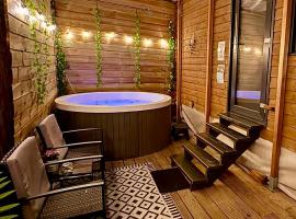 Cozy tiny house with jacuzzi , garden and free parking near Amsterdam, hotel a Vijfhuizen