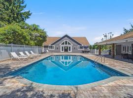 Sprawling Southampton Home: Private Pool, hotel a Southampton