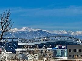 Luxury Home with Rooftop City and Mountain Views Includes Huge Rooftop Patio with Daybed and Firepit, Hotel in Denver