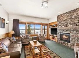 Panoramic Lake Views 1 BR King Suite & Whirlpool, Kitchen and Hot Tub
