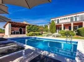 Villa in Pinezici with swimming pool