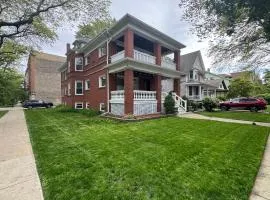 Elegant and Chic 2Bed 2Bath steps from the lake!