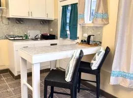 Spacious Pool and Beach Getaway 10 min Walk to The Beach