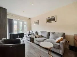 Five-Bedroom Home near Windsor and LEGOLAND, Free Parking