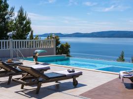 Villa MIRNA with heated pool & whirlpool, traditional wine bar, 150m from sea, Hotel in Lokva Rogoznica