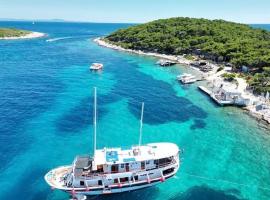 Party boat excursion to Hvar town vith overnight, breakfast and lunch، فندق في سبليت