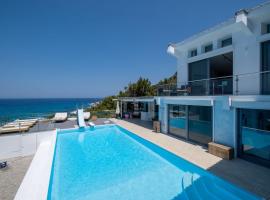 Icarus Luxury Beachfront Villa, hotell i Gialiskari