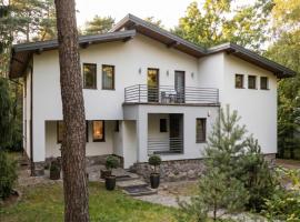 Golden Villas Forest Spa Retreat - Jacuzzi & Sauna – hotel w mieście Konstancin-Jeziorna