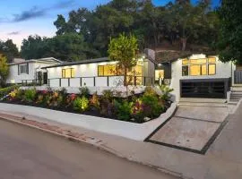 Freshly Built Near Universal Studios and Hollywood - Private Garage and Driveway Parking Near Sofi Stadium