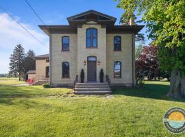 Historic 1868 Farmhouse Kettle Moraine Getaway, hotel a East Troy