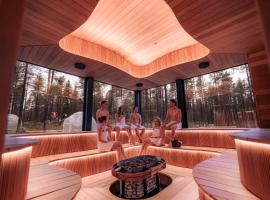 Invisible Forest Lodge & Adults Only SPA，羅瓦涅米的飯店