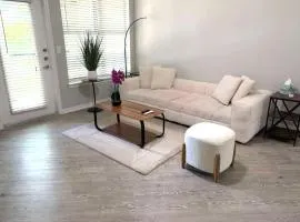 Sunny 2BR Magnolia Escape Pool Gym & Location