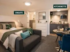 Large 6 bedroom all ensuite 2 with kitchenettes in Birkenhead Free Parking and Wifi Hosted by By Hinkley Homes Short Lets & Serviced Accommodation