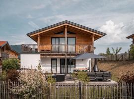 Chalet Charivari Inzell mit Whirlpool, Sauna & Garten, hotel i Inzell