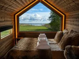 Atmospheric cabin trailer with a sea view