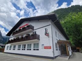 Pension Bergfried โรงแรมในฮัลล์สตัทท์
