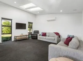 Sun & Surf Stay - Papamoa Holiday Home