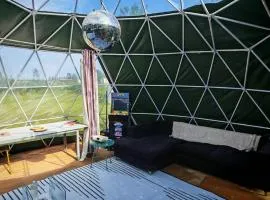 Lincoln Halo Dome, Round Bed, Projector, Firepit, Games, Stargazer Roof