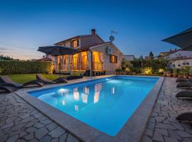Villa Mia & Iva for 6 plus 2 people near Poreč with private pool & kids playground - pet friendly – hotel w Poreču
