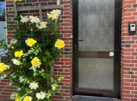 Wohnung 1 mit überdachte Terrasse zum Garten Nähe Strand und Hafen Bensersiel