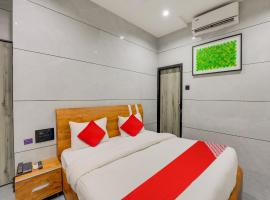 OYO Hotel Deliza, hotel a Surat