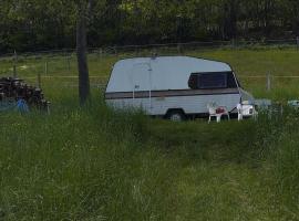 Caravan Joost Camping La Foret du Morvan – hotel w mieście Larochemillay