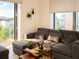 Luxury High-end Flat with Pool Table and Balcony