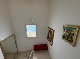 Modern duplex with calm private gardn near airport