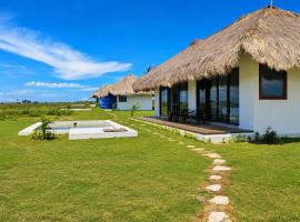 Pool Villa in Beachfront Residence, khách sạn ở Memboro
