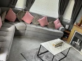 Lovely 8 Berth Caravan At Sand Le Mere Holiday Park, Yorkshire Ref 71026J