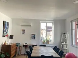 Cozy townhouse Private courtyard & BBQ