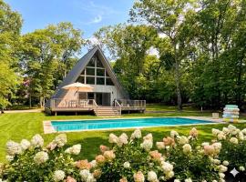 Luxury 5BR A frame w Heated Pool, Walk to Beach, hotel di Hampton Bays