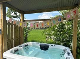 The Truck with private hot tub - Forest View: Ballynameen şehrinde bir otel