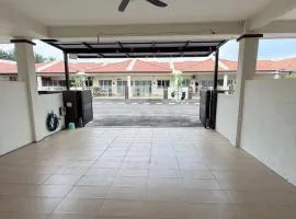 Small Yard Homestay Sungai Siput Cozy 3BR 6-8 Pax